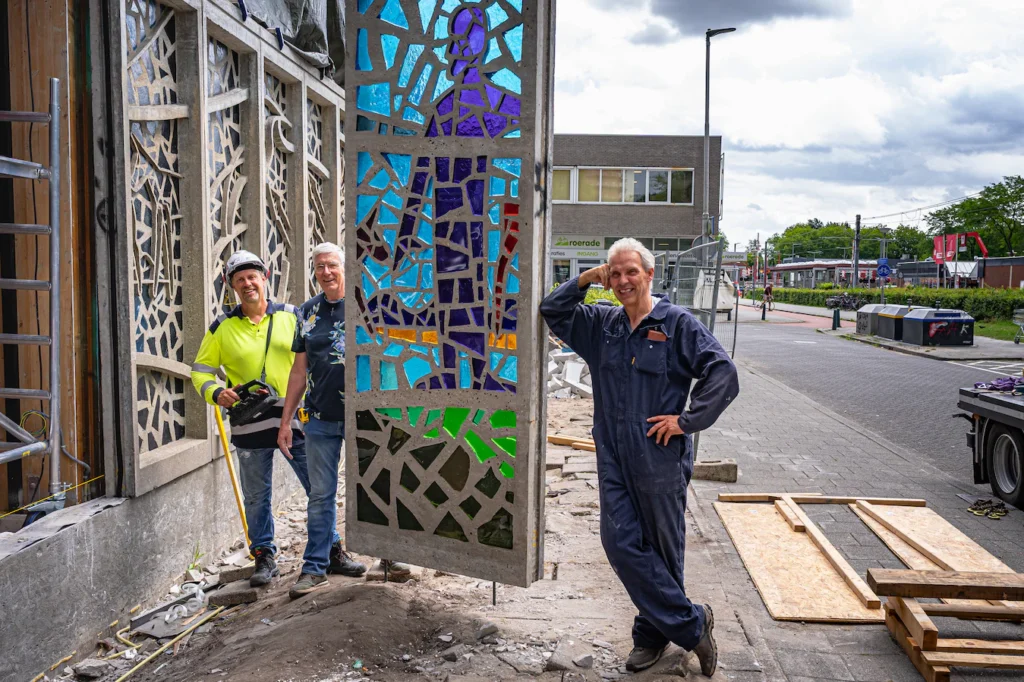 Zeldzaam glas-in-beton kunstwerk geplaatst in kerkgebouw