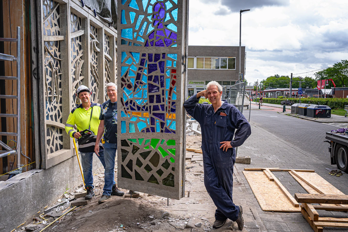 Zeldzaam glas-in-beton kunstwerk geplaatst in kerkgebouw Zeldzaam glas-in-beton kunstwerk geplaatst in kerkgebouw